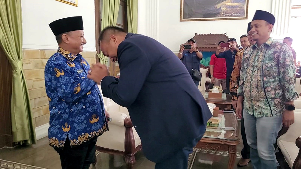 JABAT TANGAN: Calon Bupati Terpilih Rio menyalami Bung Karna saat bersilaturahmi ke Pendapa Aryo Situbondo, Jumat (29/11).