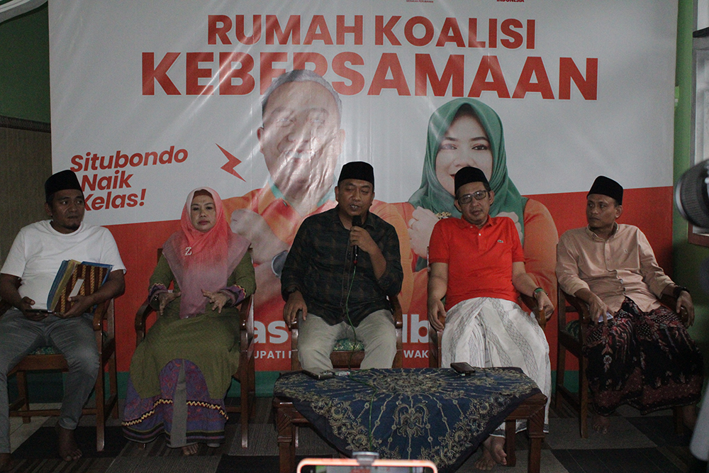 Calon bupati dan wakil Bupati Yusuf Rio Wahyu Prayogo-Ulfiah menanggapi hasil rekapitulasi Pilkada Situbondo di tingkat kecamatan.