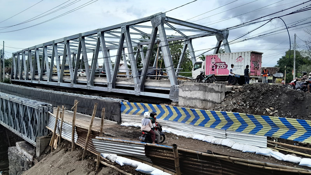 Kondisi jembatan darurat di Kotakan Situbondo belum sepenuhnya bisa digunakan.