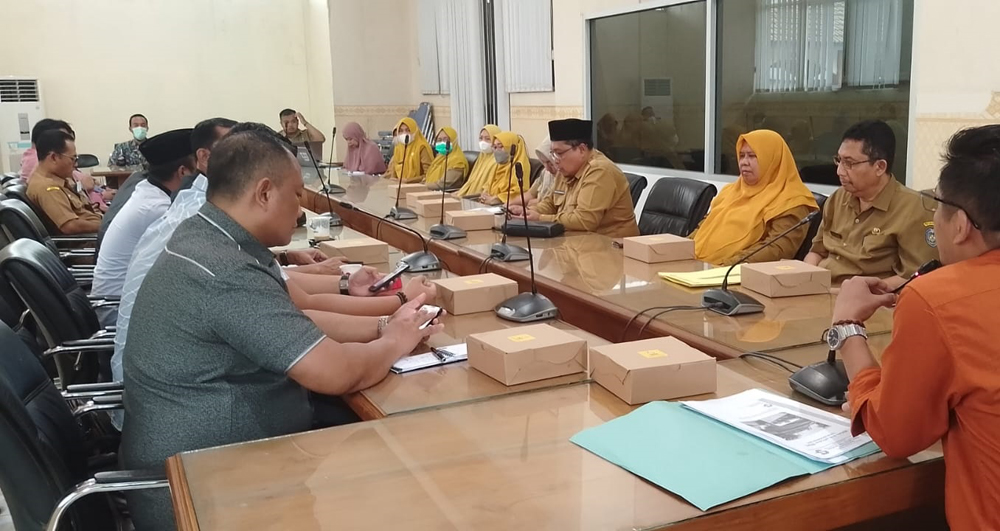 DENGAR PENDAPAT: Komisi IV DPRD Situbondo hearing bersama jajaran rumah sakit RSAR di ruang rapat gabungan, kantor DPRD Situbondo, Senin (2/12).