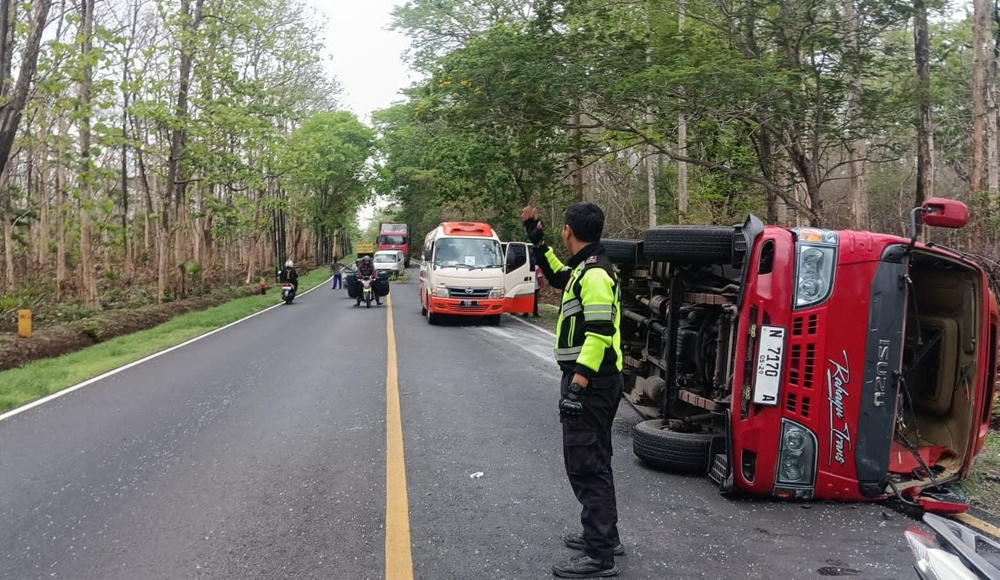 Anggota Kanitlaka Polres Situbondo melakukan pengecekan lokasi kecelakaan di Jalan Raya Hutan Baluran, Kecamatan Banyuputih, KM 250.100 arah Surabaya, Senin (2/12).