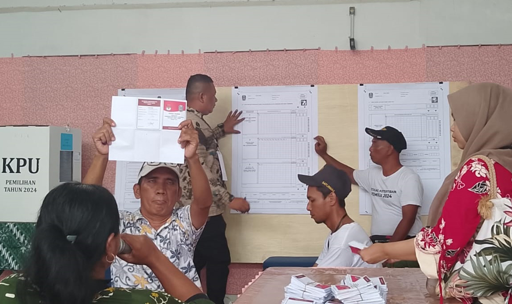 Ilustrasi Petugas KPPS menunjukkan surat suara kepada saksi dan pengawas di TPS 19, Kelurahan Dawuhan, Kecamatan Kota.