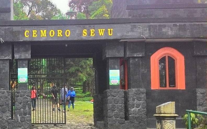 Pintu pendakian Cemoro Sewu. (Khoirul Rizal/RadarSitubondo.id)