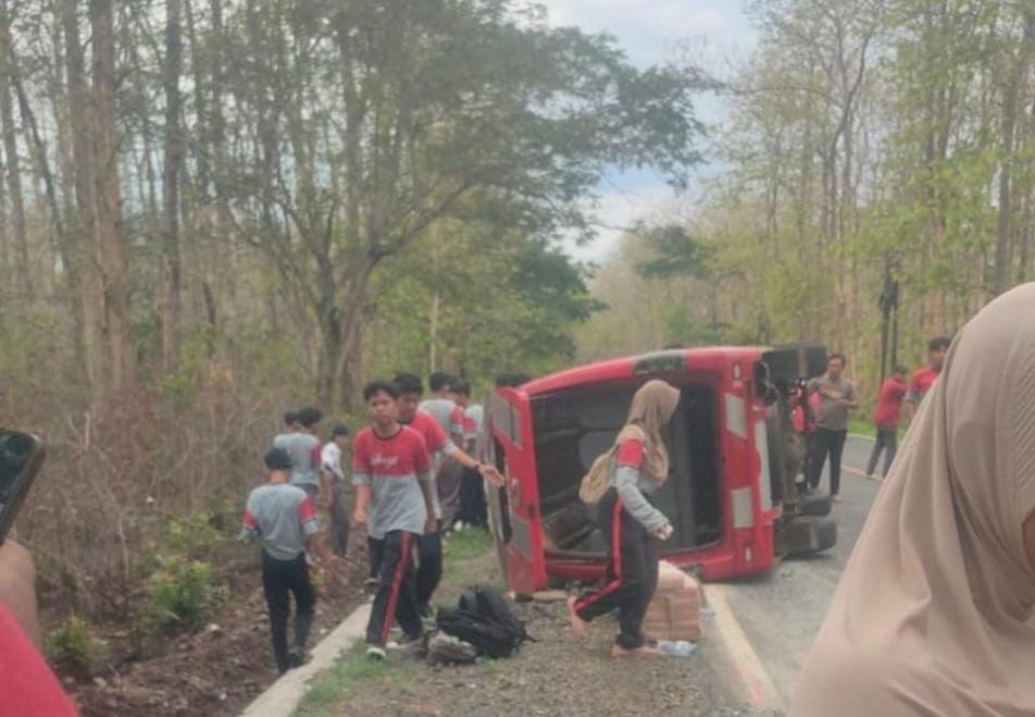 Mobil yang ditumpangi pelajar Situbondo terguling di Baluran. (Khoirul Rizal/RadarSitubindo.id)