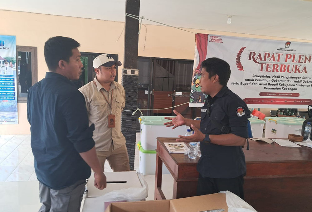 DISKUSI: Komisioner KPU, Khoirul Anam meninjau langsung pelaksanaan rekapitulasi suara di kantor Kecamatan Kapongan, Sabtu (30/11) lalu.