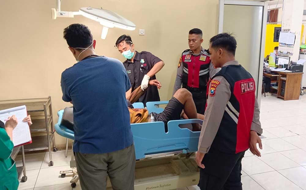 CIDERA: Anggota Polres Situbondo mengantarkan korban pengeroyokan ke RSUD Situbondo, Senin malam (2/12) pukul 19.00.