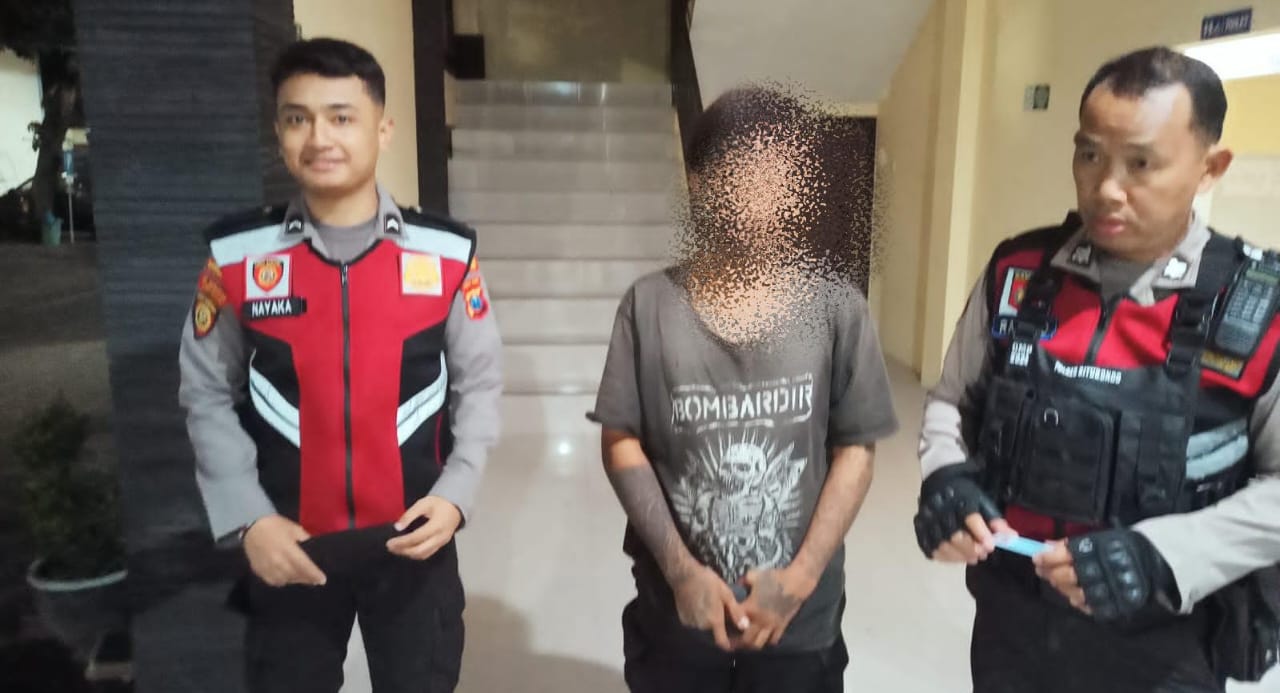 Pelaku penganiayaan yang diamankan polisi. (Khoirul Rizal/RadarSitubondo.id)