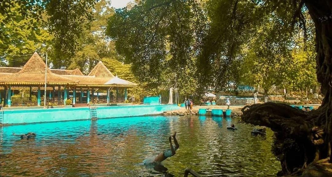 Suasana di Pemandian Banyubiru. (ig resmi @pemandianalambanyubiru)