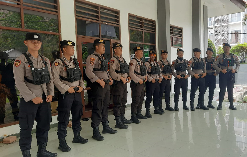 SIAP SIAGA: Petugas Samapta Polres Situbondo, melakukan penjagaan di depan pintu pelaksanaan rekapitulasi penghitungan Pilkada serentak, Rabu (4/12).
