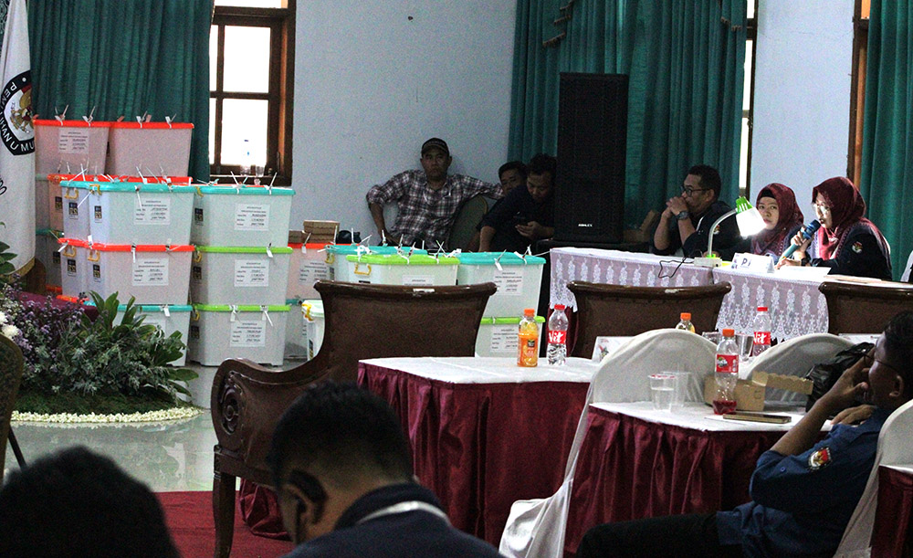 FOKUS: Petugas ad hoc menyampaikan data hasil perolehan suara dalam kegiatan rekapitulasi perolehan suara tingkat kabupaten di gedung aula Pasir Putih, Rabu (4/12).