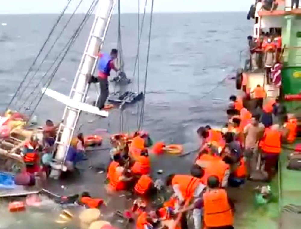 LAKA LAUT: Anggota BPBD Situbondo mengevakuasi salah satu penumpang Perahu tradisional Lorena, di Pelabuhan Jangkar, Minggu (8/12).