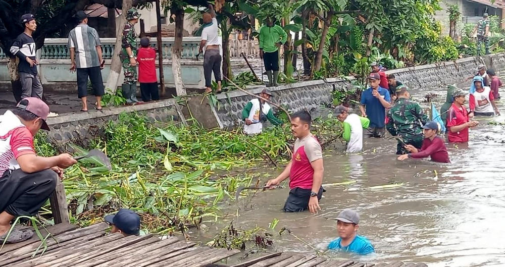 ANTISIPASI BANJIR: Anggota Polsek dan Koramil 0823/03 Kapongan berbaur dengan warga mengeruk sungai di Desa Gebangan, Kecamatan Kapongan, Situbondo Jumat (6/12).