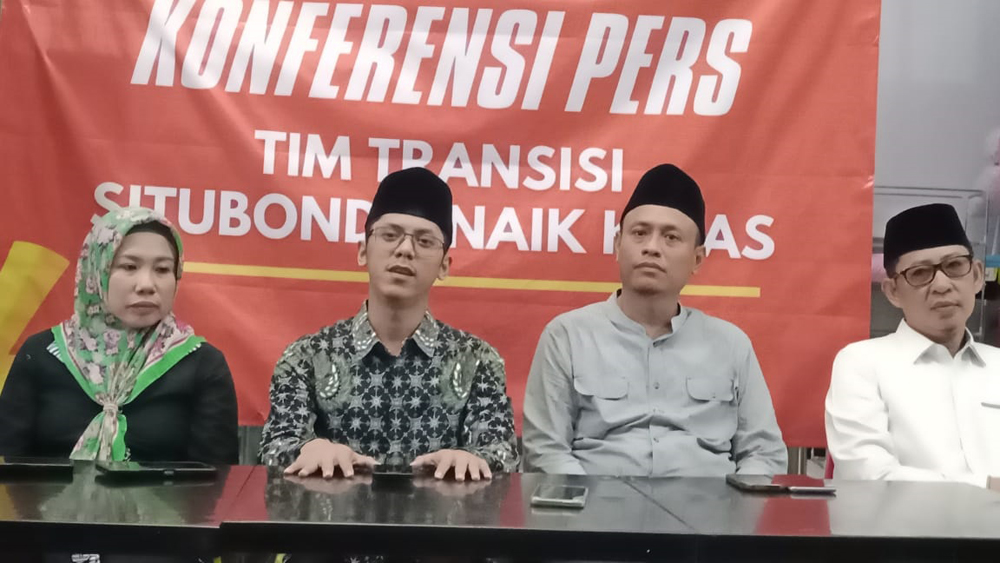 RELEASE: Koordinator tim transisi, M. Alfan Ardillah (nomor dua dari kiri) saat jumpa pers, Kelurahan Patokan, Kecamatan Kota, Minggu (8/12).