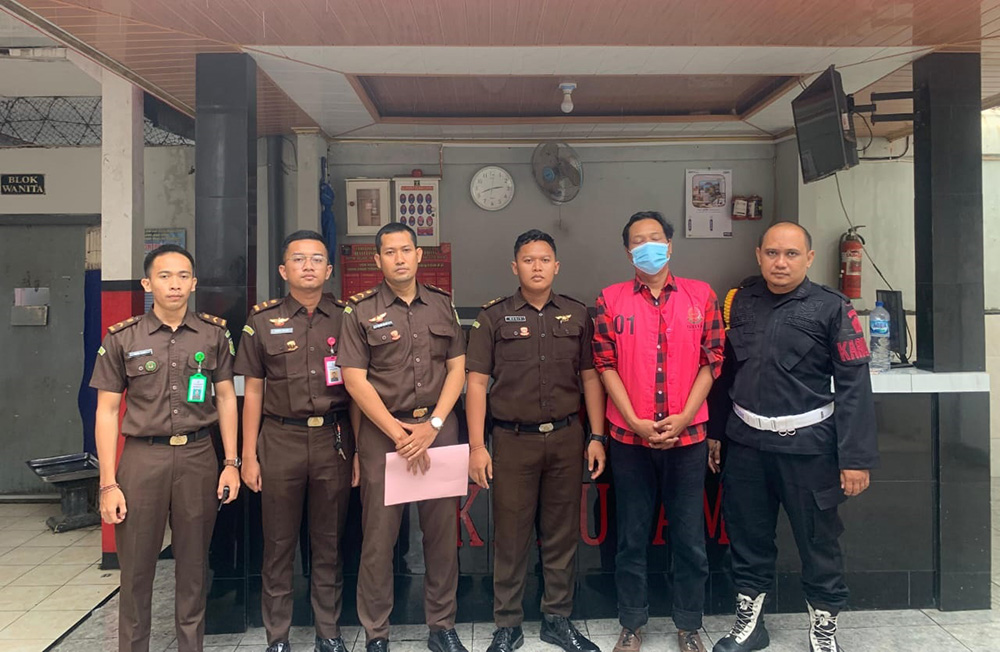 DITAHAN: Gesang (dua dari kanan) menggunakan baju tahanan, sebelum dilimpahkan ke tahanan  rumah tahanan (rutan) kelas IIB Situbondo, Senin lalu (9/12).