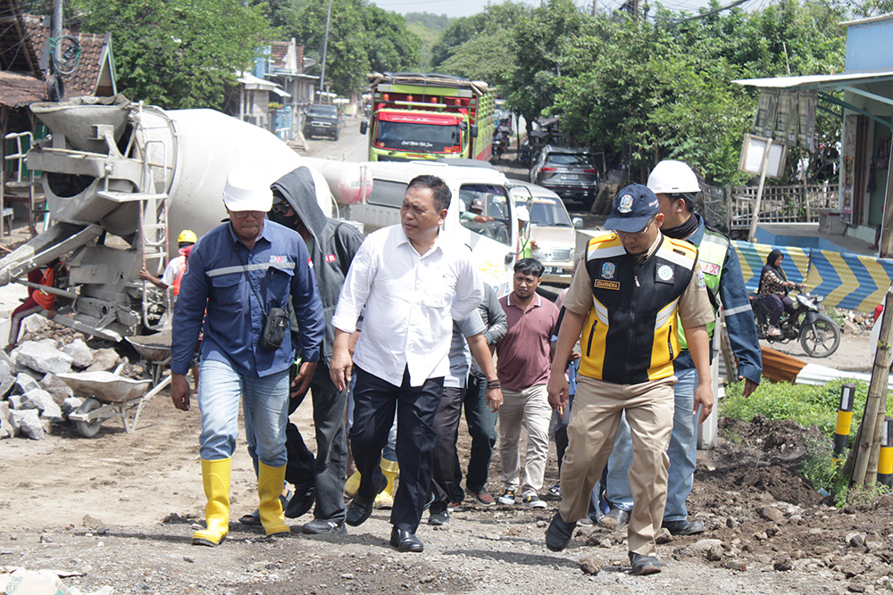 SIDAK: Anggota komisi D DPRD Jatim, H. Yoyok Mulyadi berdiskusi dengan rekanan di proyek jembatan Bagor, Desa Kalibagor, Kecamatan Kota, Selasa (10/12).