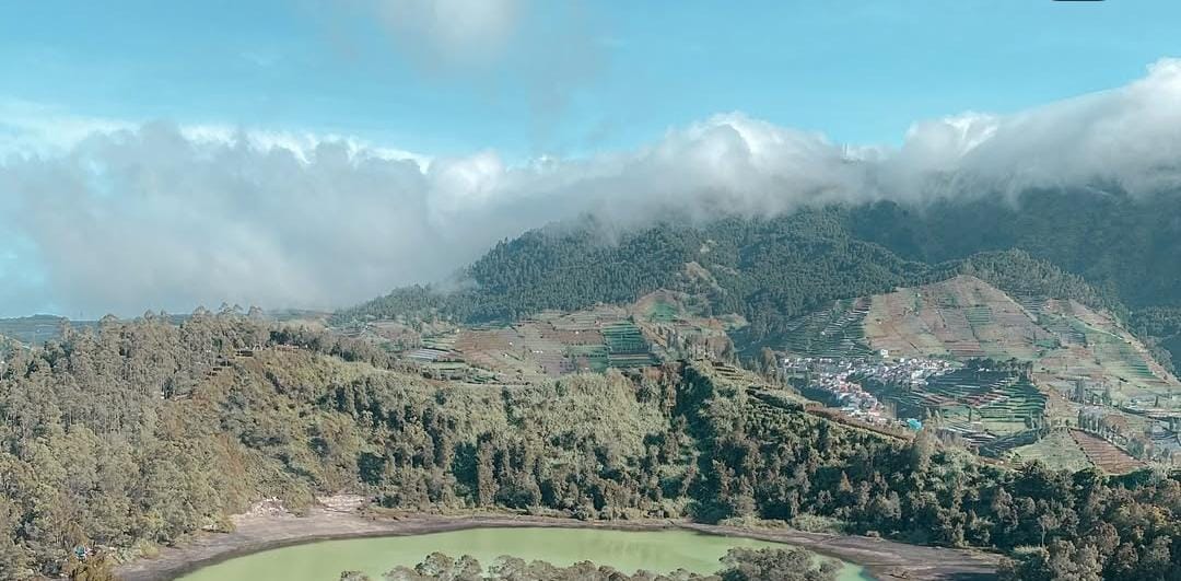 Foto: Telaga Warna dari atas ketinggian/ doc Khoirul Rizal