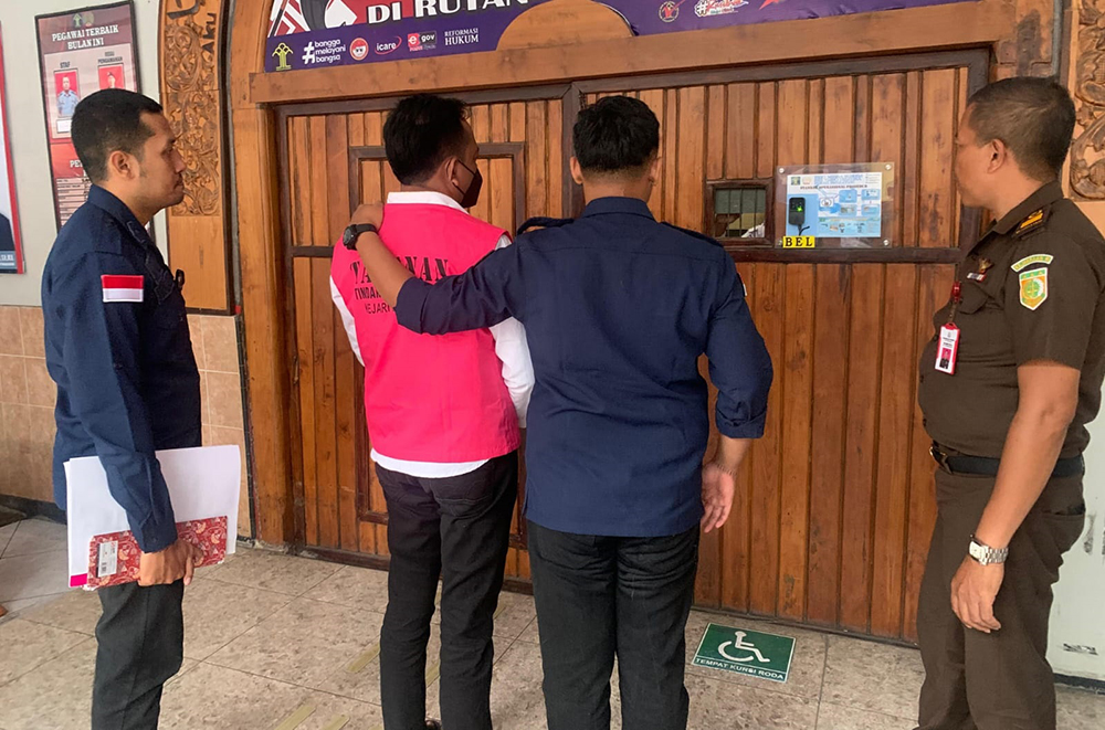 DIRINGKUS: Edi Hartono Kepala Desa Blimbing, Kecamatan Besuki, dimasukkan sel rutan situbondo, kamis lalu (12/12) pukul 16.30.