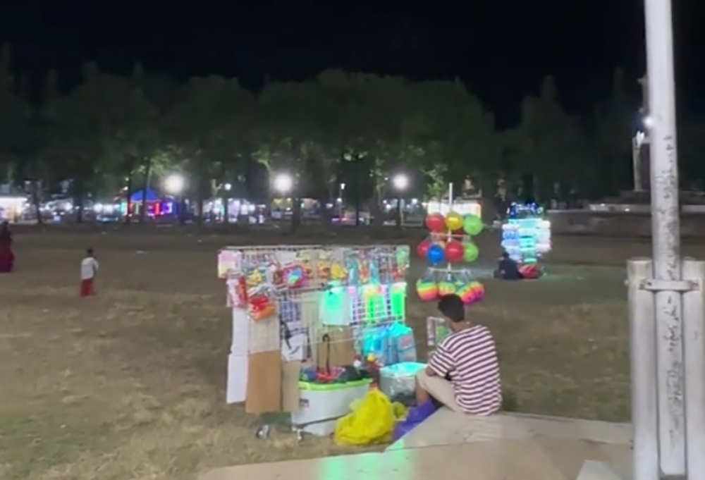 BERDAGANG: Seorang pedagang menunggu pembeli di Taman Alun-Alun Besuki, Situbondo (13/12).