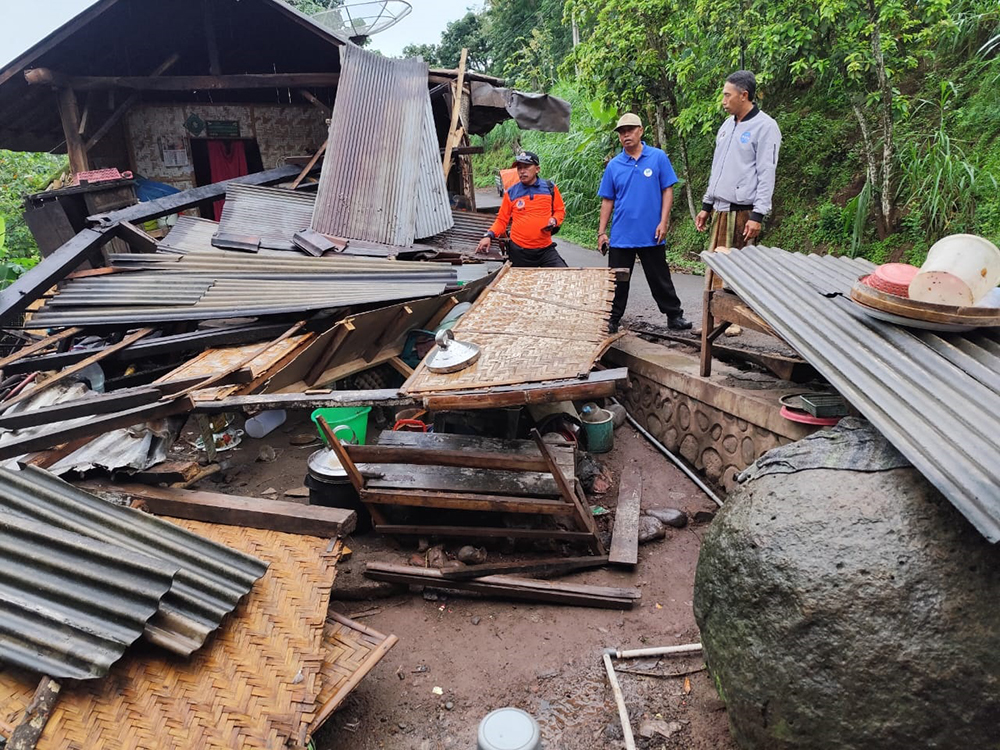 BENCANA ALAM: Petugas BPBD meninjau pelengsengan sungai di Desa Selomukti, Kecamatan Mlandingan yang rusak akibat longsor, Jumat (13/12).