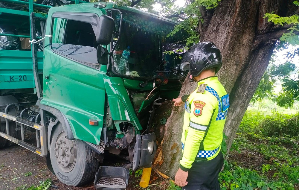 RUSAK BERAT: Anggota Kanitlaka Polres Situbondo menijau kecelakaan tunggal di Jalan Raya Desa Landangan, Kecamatan Kapongan, Situbondo, Jumat (13/12)