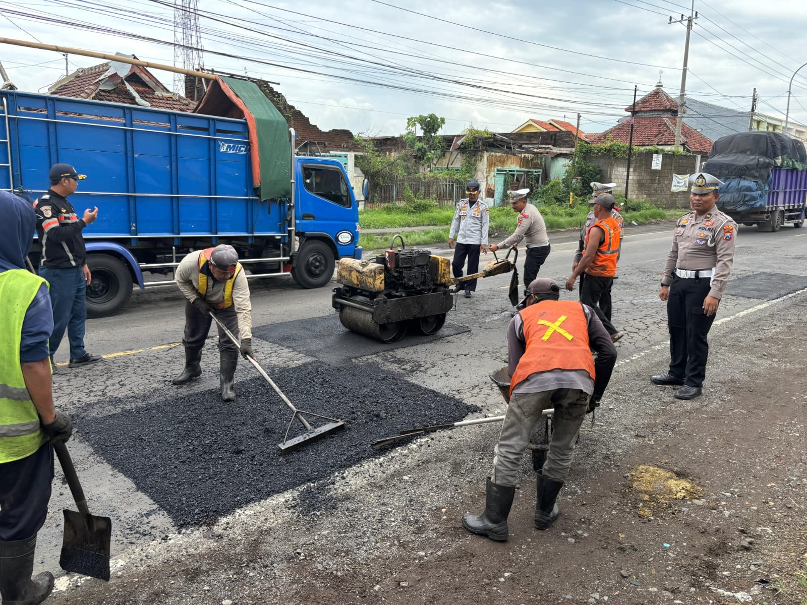 Foto: Satlantas bersama Dinas PU menambal jalan berlubang/doc Khoirul Rizal