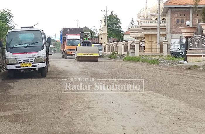BEKERJA: Salah seorang operator mengoperasikan kendaraan berat untuk meratakan tanah di proyek pelebaran jalan, Desa/Kecamatan Jangkar, Rabu (18/12).