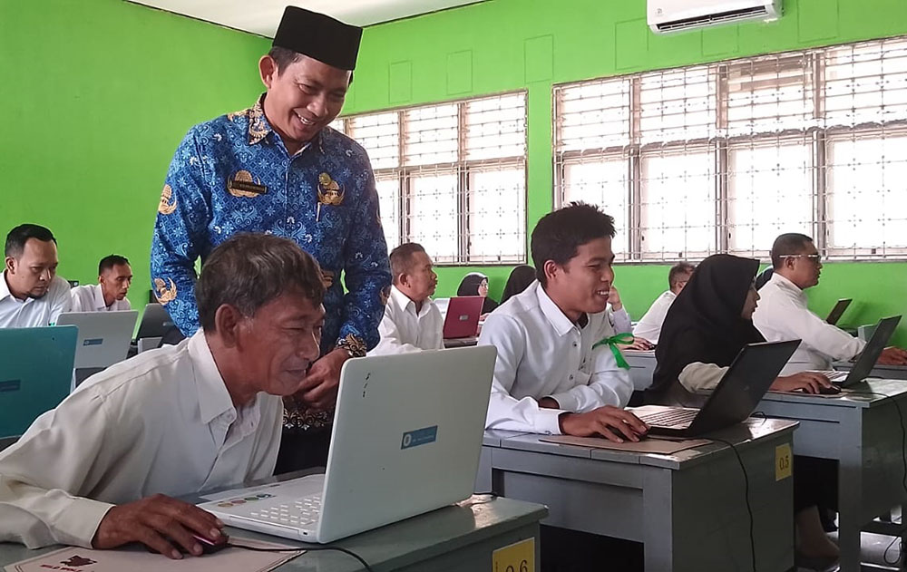 TURUN LANGSUNG: Kepala Kemenag Situbondo, Dr. Muhammad Mudhofar, S.Ag.,M.Si meninjau pelaksanaan tes tahap dua di ruang kelas MAN 2 Situbondo, Selasa (17/12).