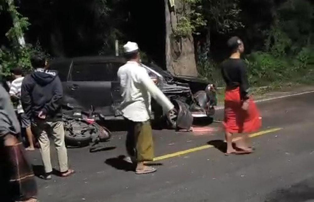 LAKA BERUNTUN: Sejumlah warga menyaksikan kecelakaan beuntun di  Jalan Raya, Desa/Kecamatan Banyuputih, Senin malam (20/12).