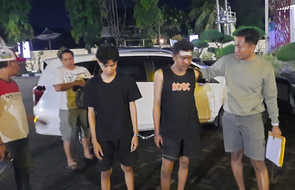 TERCIDUK: Andrian Candra, warga Desa/Kecamatan Besuki, diamankan ke Mapolres Situbondo, Selasa dini hari (17/12).