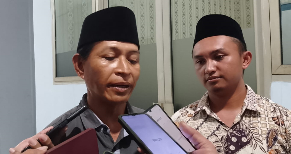 WAWANCARA: Bayu (kanan) didampingi tokoh masyarakat setelah hearing bersama anggota dewan di kantor DPRD, Kamis (19/12).
