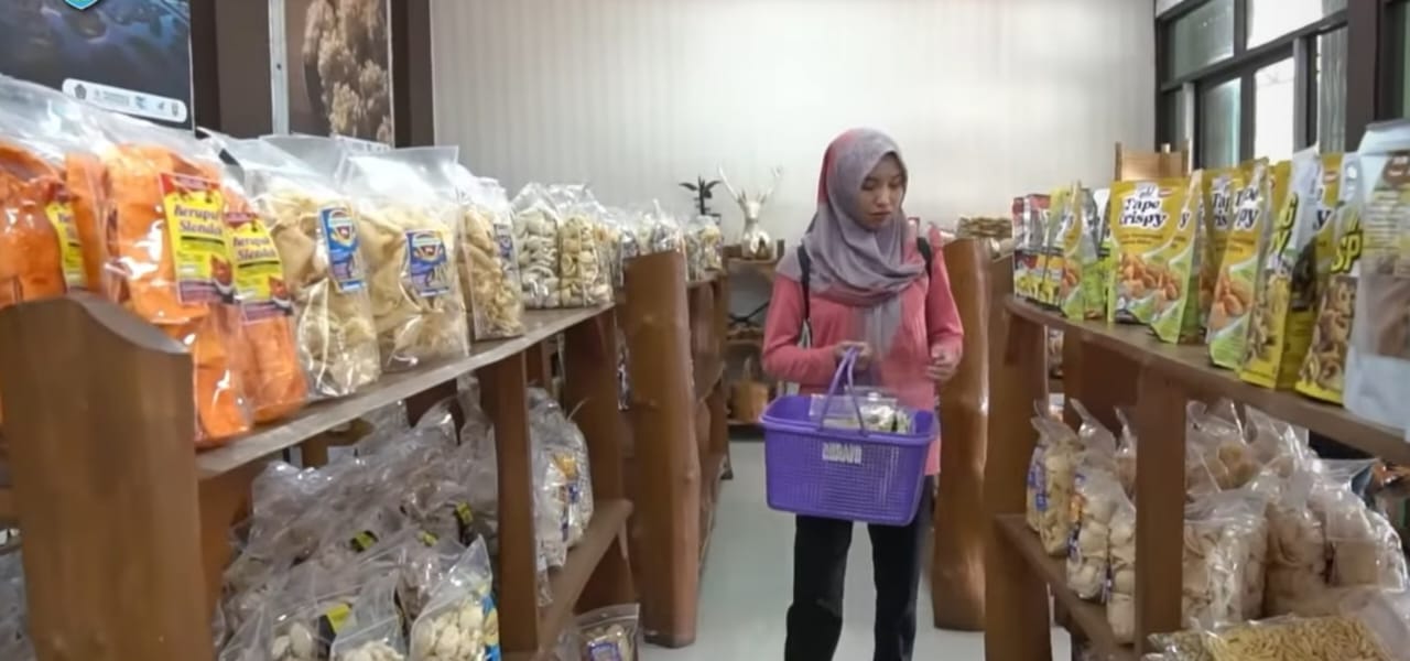 Foto: Wisatawan berbelanja oleh-oleh Situbondo/ ig @situbondokab
