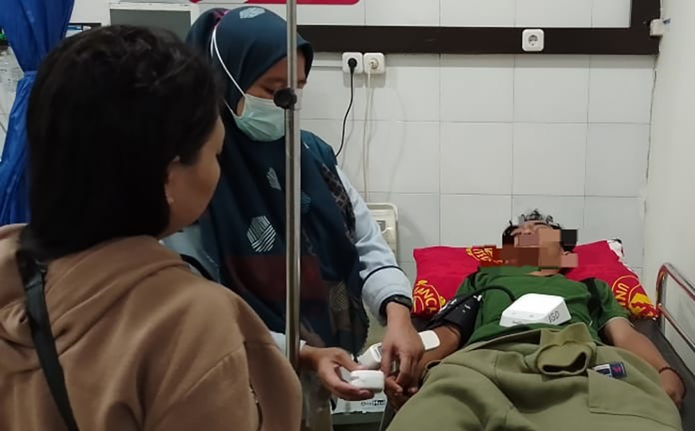 PENANGANAN: Seorang nakes memeriksa pasien yang sedang sakit, di Kelurahan Patokan, Kecamatan Kota, Minggu (29/12).
