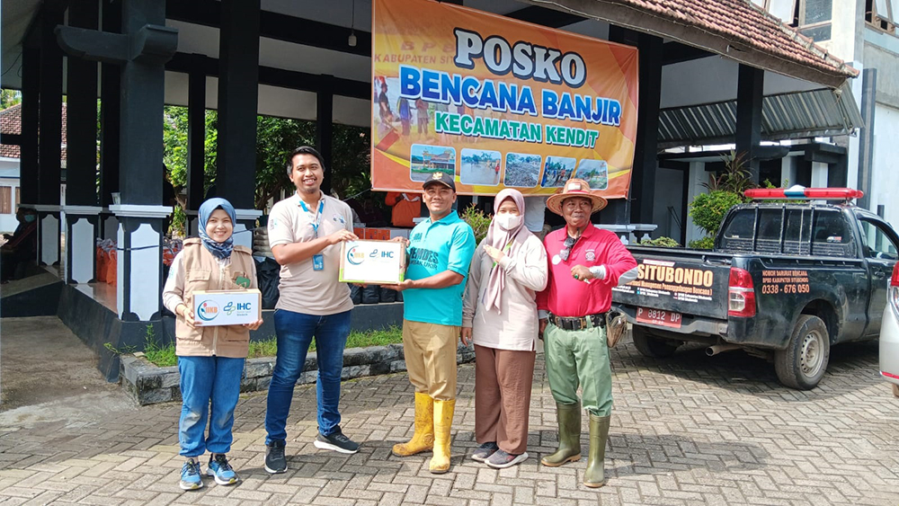 POSKO BANJIR: Direktur IHC RS Elizabeth, dr. Syamsul Arifin menyerahkan paket sembako kepada kepala desa Tambak Ukir, di kantor Camat Kendit, (28/11) lalu.