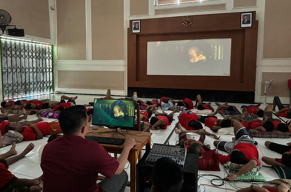 NOBAR: Ratusan narapidana nonton bareng (nobar) di aula Rumah Tahanan (Rutan) kelas IIB Situbondo, Sabtu lalu (28/12).