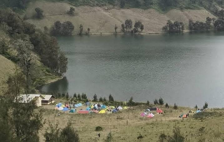Foto: Pemandangan Ranu Kumbolo dengan tenda warna-warni/doc Khoirul Rizal