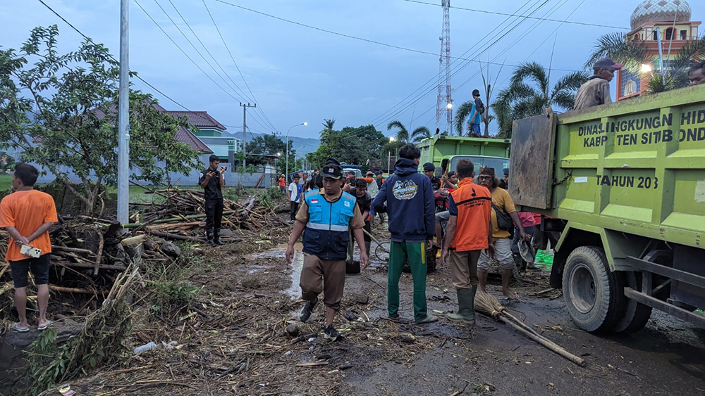 BERSIH-BERSIH: Warga terdampak banjir bandang di Desa Tambak Ukir, Kecamatan Kendit.