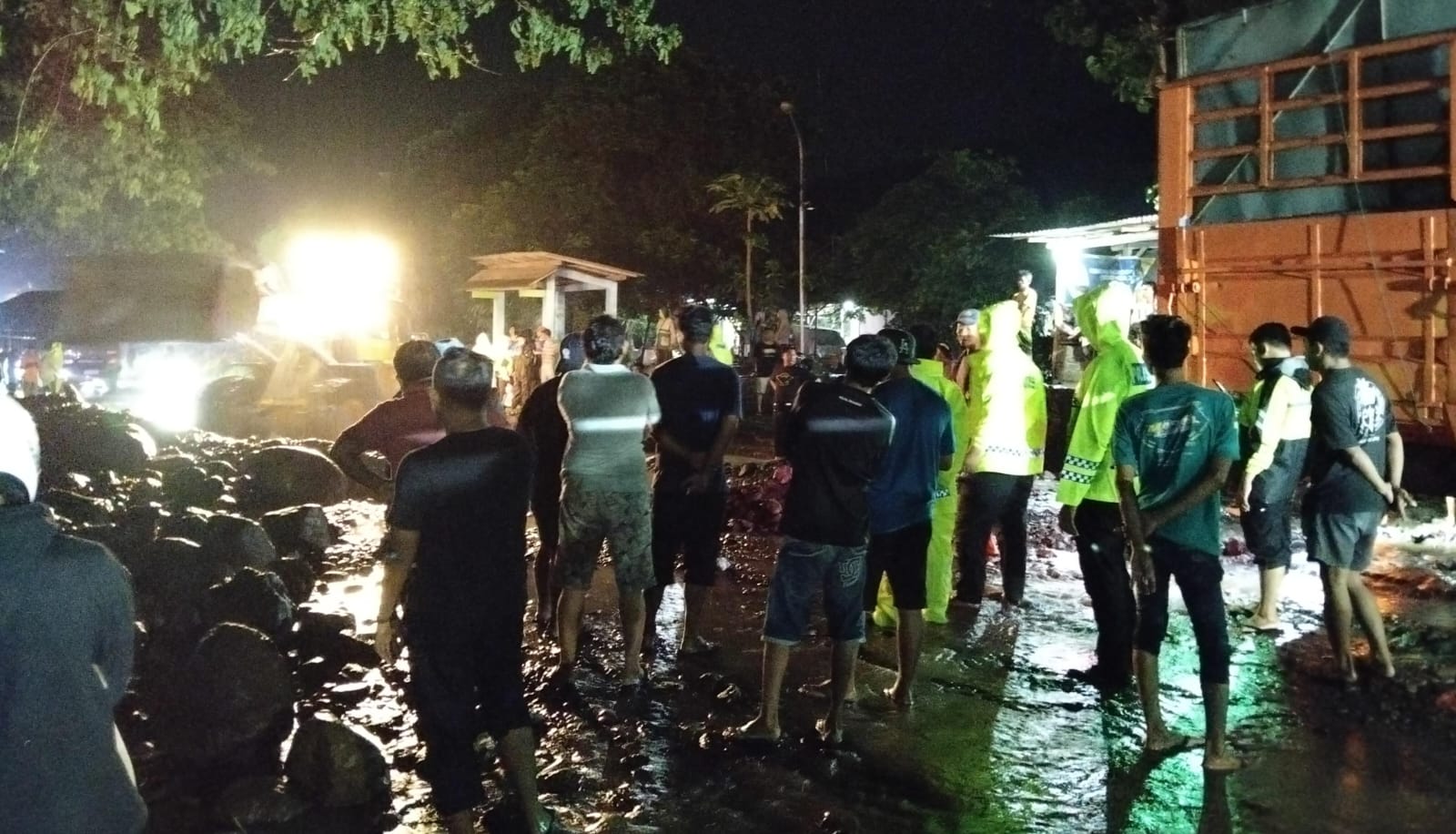Foto: Kondisi jalan pantura Situbondo di Pasir Putih pada malam tahun baru/ doc Khoirul Rizal
