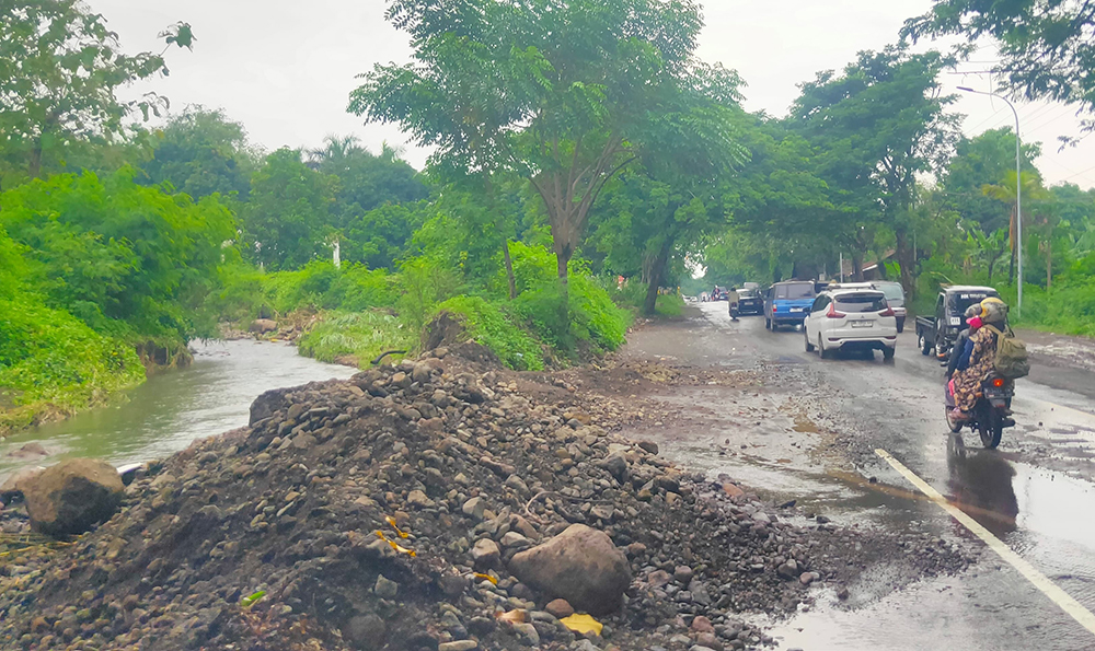 LANCAR: Material baru menumpuk di pinggir jalan Pantura, Dusun Kembangsambi, Desa Pasir Putih, Kecamatan Bungatan, Rabu (1/1).