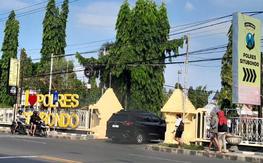 Keluarga korban pencabulan mendatangi Polres Situbondo.