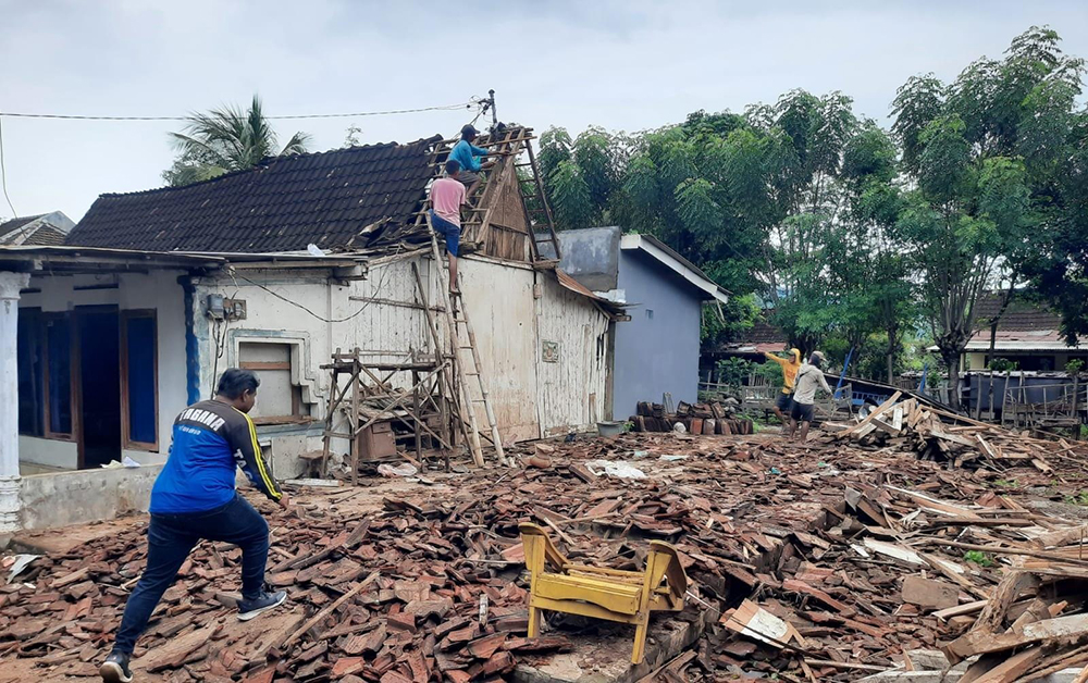 HANCUR: Anggota BPBD Situbondo meninjau rumah roboh milik Badriyanto, 51, warga Desa/Kecamatan Kendit, Kamis (2/1).