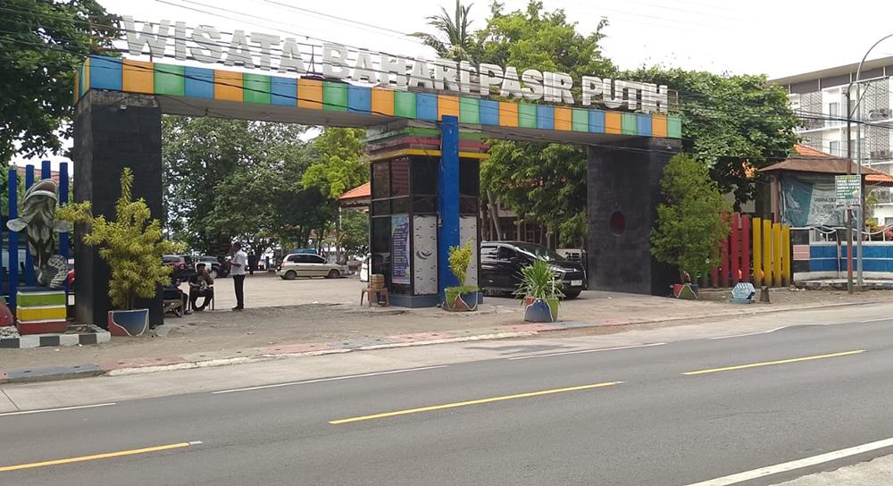 TAMPAK DEPAN: Suasana pintu masuk wisata Pasir Putih di Desa Pasir Putih, Kecamatan Bungatan landai, Jumat (3/1).
