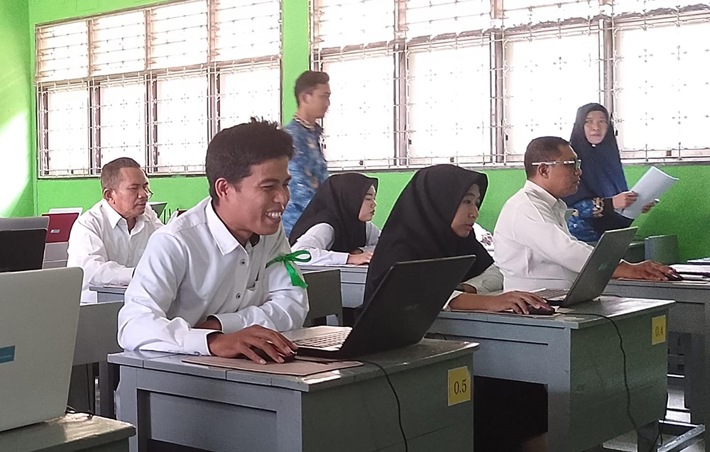 CAT: Sejumlah honorer mengikuti ujian tes tulis di MAN 1 Situbondo, Kelurahan Mimbaan, Kecamatan Panji.