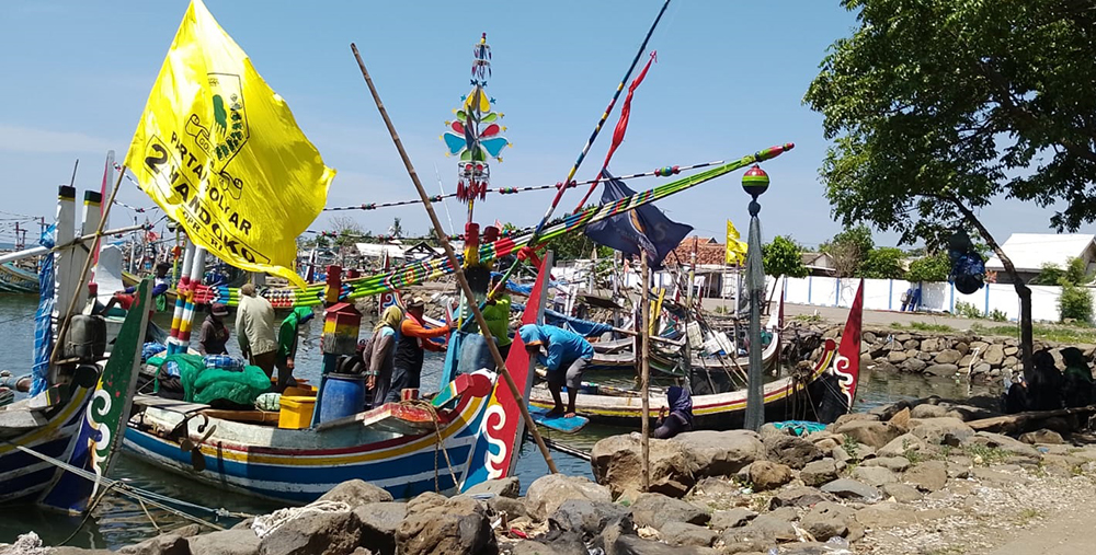 Deretan perahu berjejer usai melaut di di TPI Mimbo, Desa Sumberanyar, Kecamatan Banyuputih, Minggu (5/1).
