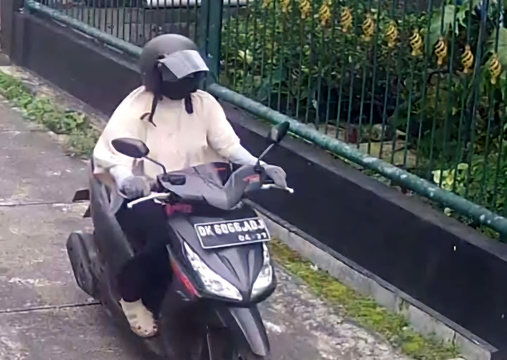 BLUSUKAN KE KAMPUNG: Rahmawati terekam CCTV saat menjalankan aksinya dengan mengendarai sepeda motor.