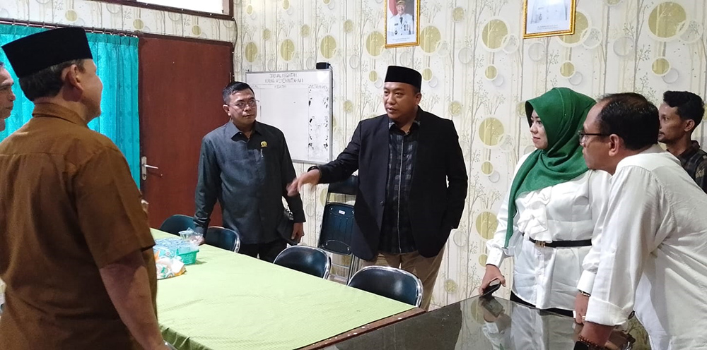 KOMUNIKASI: Pasangan bupati -wakil bupati terpilih Yusuf Rio Wahyu Prayogo-Ulfiah mengecek ruang kerja ASN di kantor Sekretariat Pemkab Situbondo, Senin (6/1).
