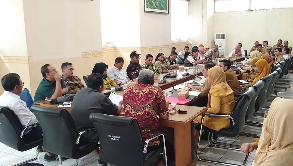 PENTING: Komisi II DPRD menggelar rapat gabungan untuk mengatasi wabah PMK di ruang rapat gabungan kantor DPRD Situbondo, Selasa (7/1).