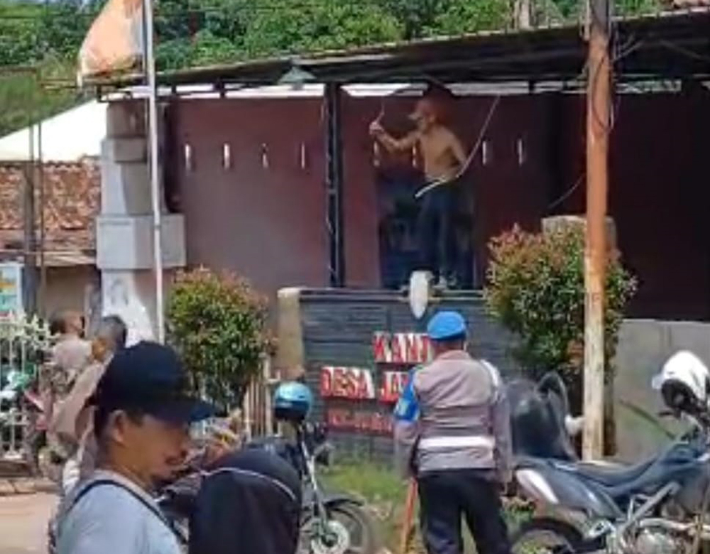 ISTIMEWA: Endin, 50, warga Desa / Kecamatan Jatibanteng, terekam CCTV Balai Desa Jatibanteng, Senin lalu (6/12).