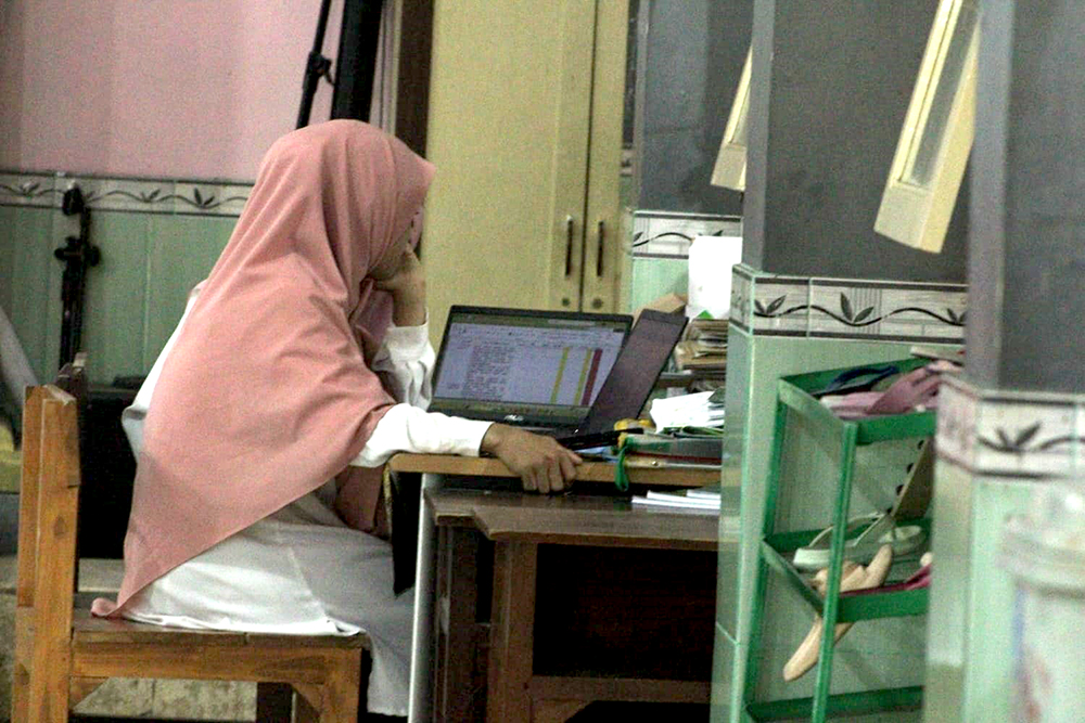 ILUSTRASI: Salah seorang tenaga pendidik sibuk dengan tugasnya di ruang kerja salah satu sekolah yang ada di Situbondo, Selasa (7/1).