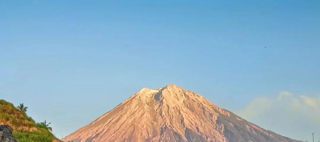 Foto: Semeru, Gunung Tertinggi di Pulau Jawa/ doc Khoirul Rizal