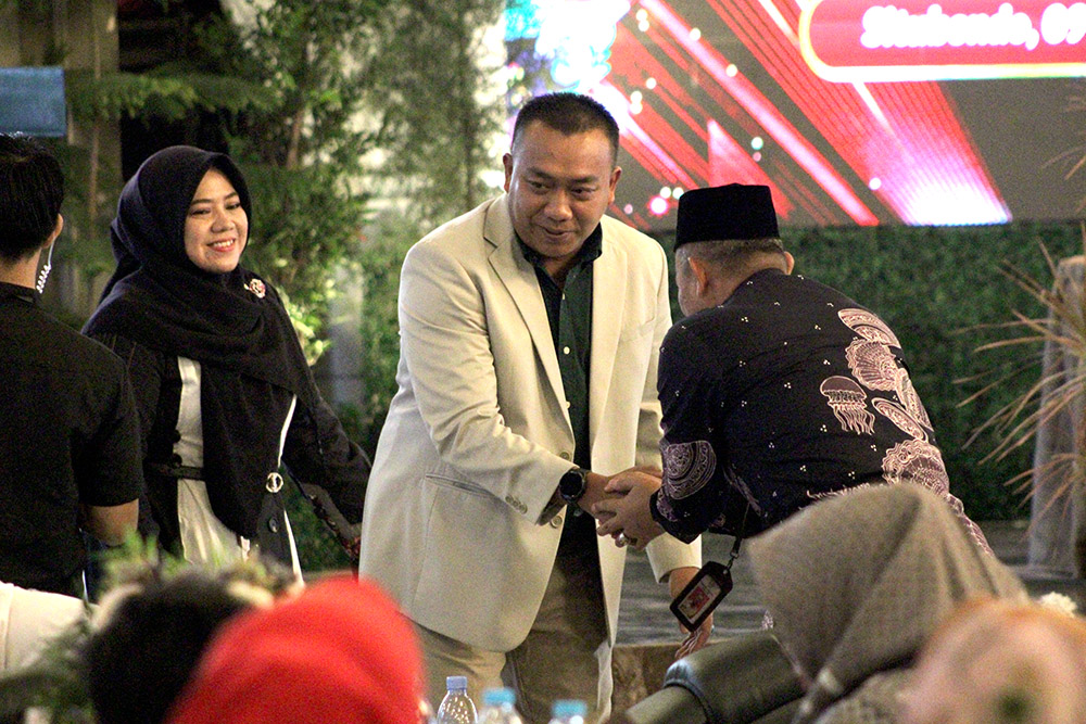 Bupati Situbondo terpilih Yusuf Rio Wahyu Prayogo dan Wabup Terpilih Ulfiah menyalami warga saat menghadiri penetapan hasil Pilkada Situbondo di Utama Raya Banyuglugur, Kamis (9/1).